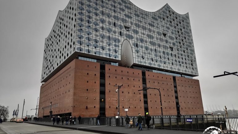 Elbphilharmonie – filharmonia ze szklaną nadbudową na dawnym ceglanym magazynie portowym