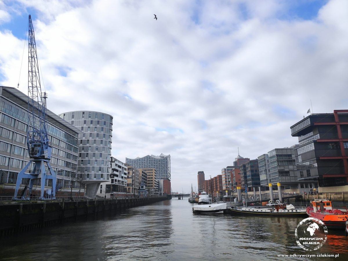 Widok z Magellan-Terrassen w HafenCity na nabrzeże i dźwig portowy