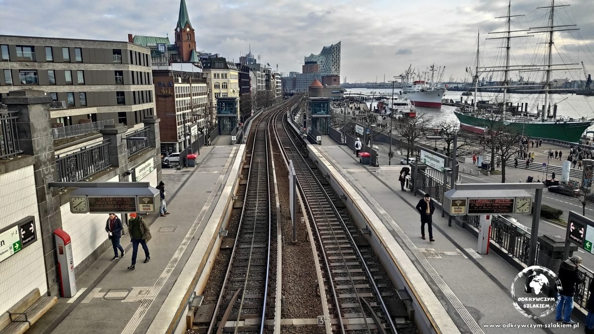 Naziemna stacja metra Landungsbrücken nad portem w Hamburgu
