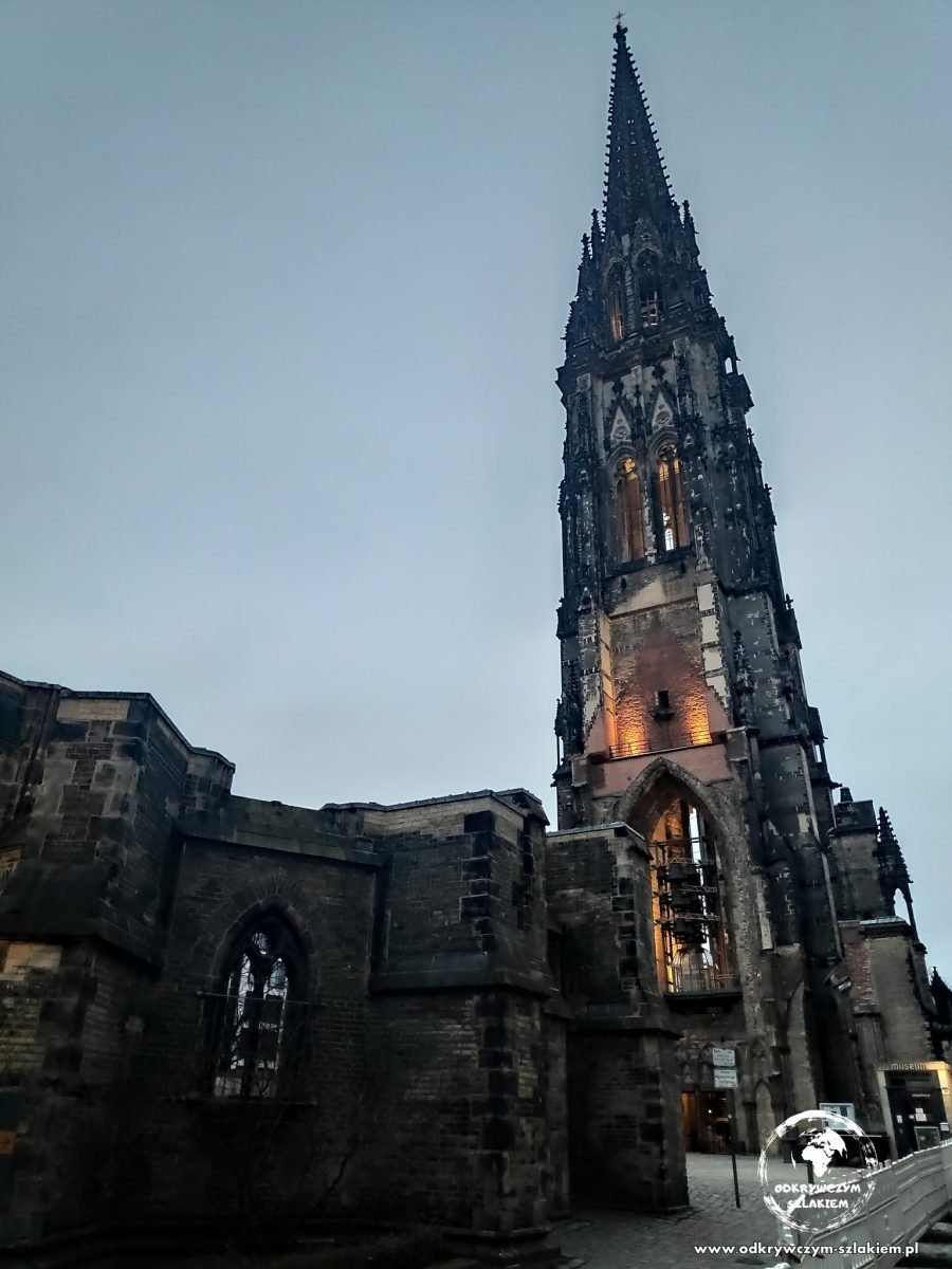 Wieża ruin kościoła św. Mikołaja w Hamburgu wieczorem
