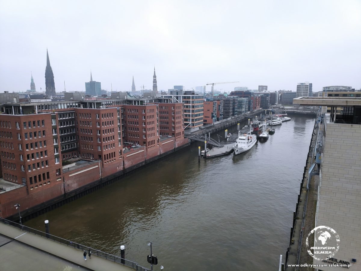 Widok z tarasu Plaza w Elbphilharmonie na kanał i kamienice HafenCity