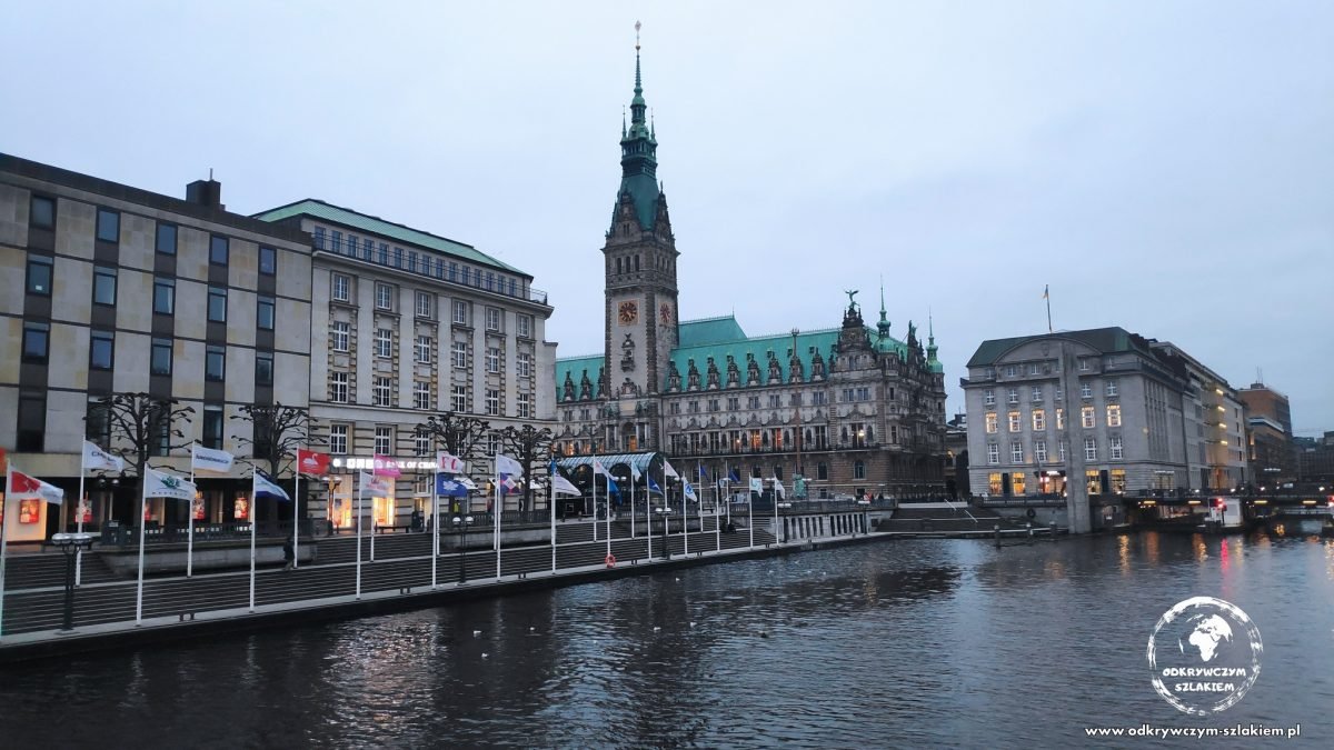 Ratusz w Hamburgu nad kanałem Alsterfleet