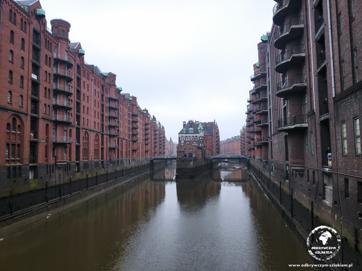 Ceglane magazyny nad kanałem w dzielnicy Speicherstadt w Hamburgu