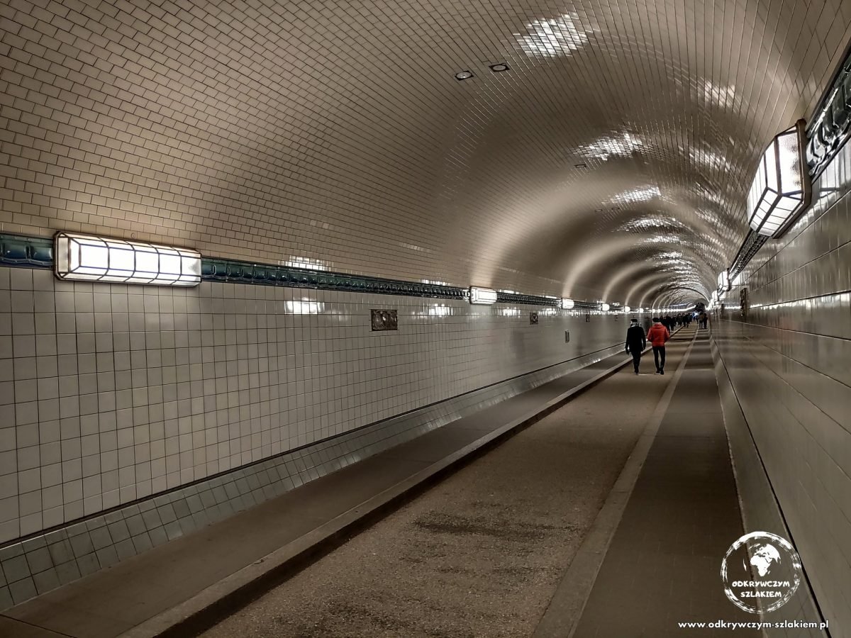 Wyłożony płytkami stary tunel pod Łabą (St. Pauli Elbtunnel), 24 metry pod ziemią