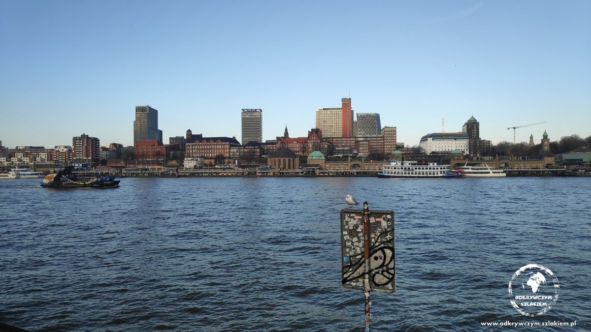 Panorama Hamburga nad Łabą – widok z punktu przy wyjściu z tunelu St. Pauli Elbtunnel