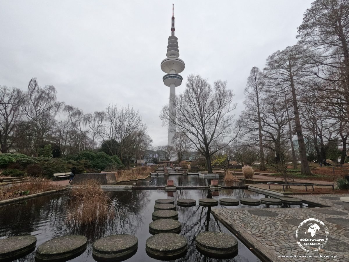 Wieża telewizyjna Heinrich-Hertz-Turm widziana z parku Planten un Blomen