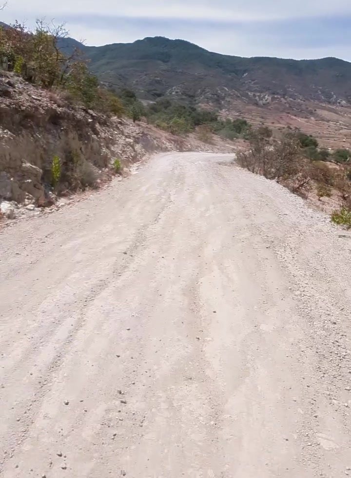 Szutrowa droga przez góry do Hierve el Agua
