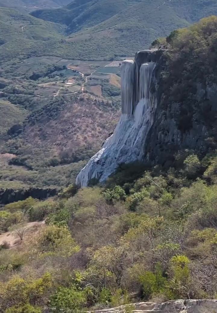 Skamieniały wodospad na skraju klifu nad doliną w Hierve el Agua