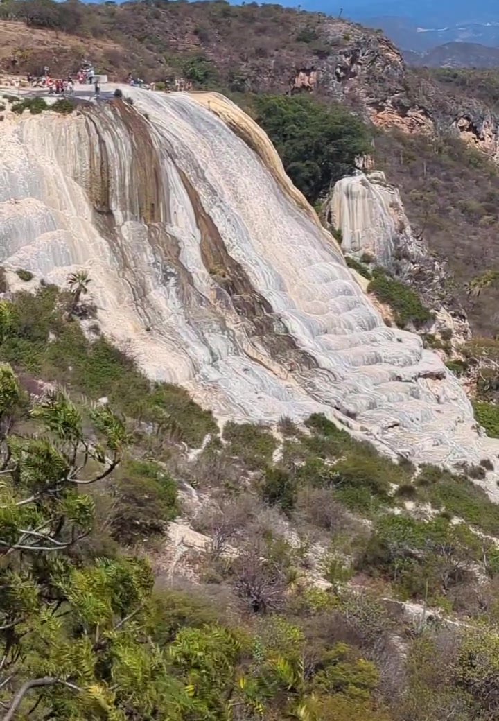 Skamieniały wodospad Cascada Grande w Hierve el Agua spływający po zboczu