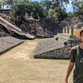 Maciek przy boisku do gry w piłkę Majów w ruinach Copán, Honduras