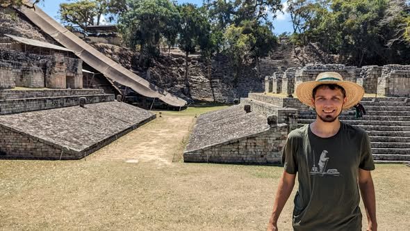 Maciek przy boisku do gry w piłkę Majów w ruinach Copán, Honduras