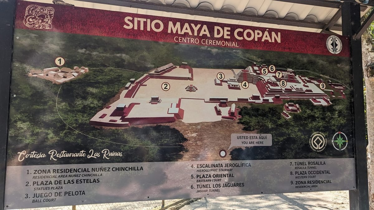 Tablica z planem strefy archeologicznej Sitio Maya de Copán