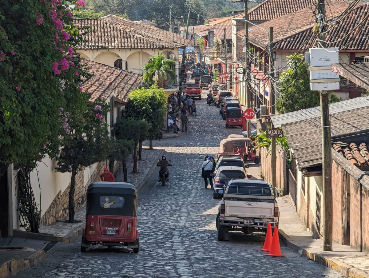 Brukowana uliczka z mototaksówkami w miasteczku Copán Ruinas