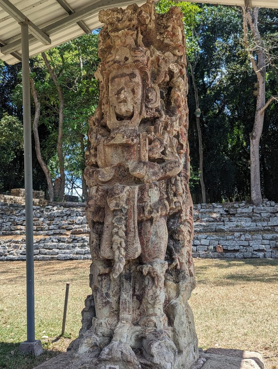 Bogato rzeźbiona stela na trawiastym placu w ruinach Copán