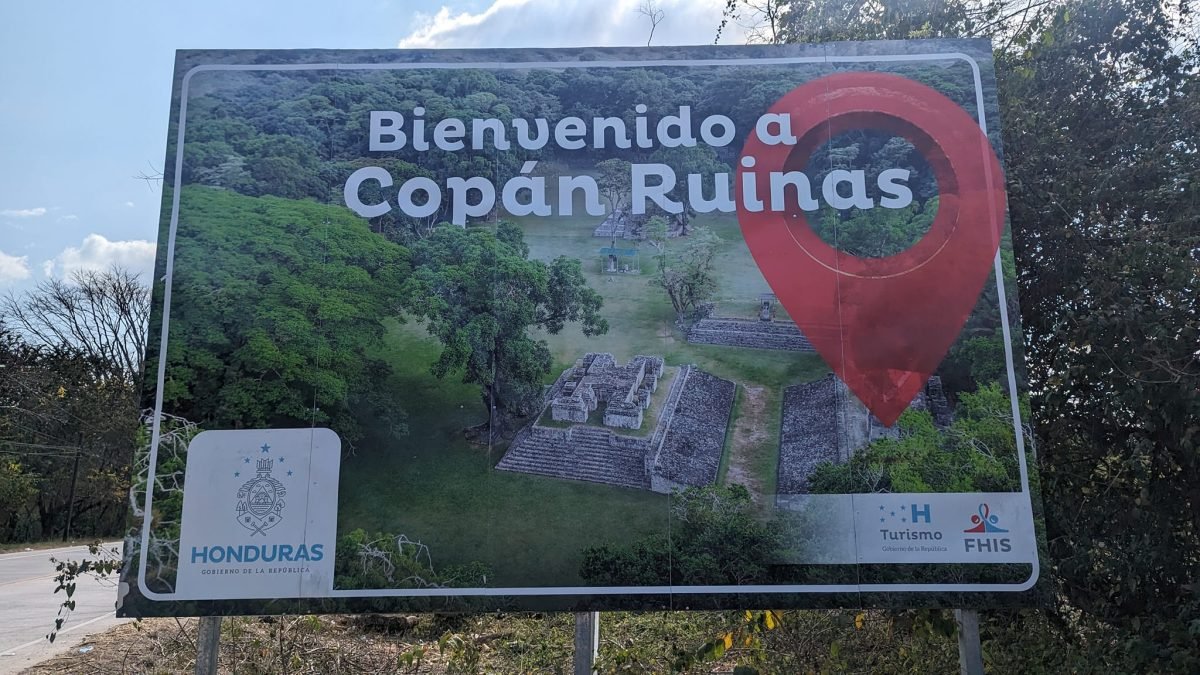 Tablica Bienvenido a Copán Ruinas przy drodze do miasteczka
