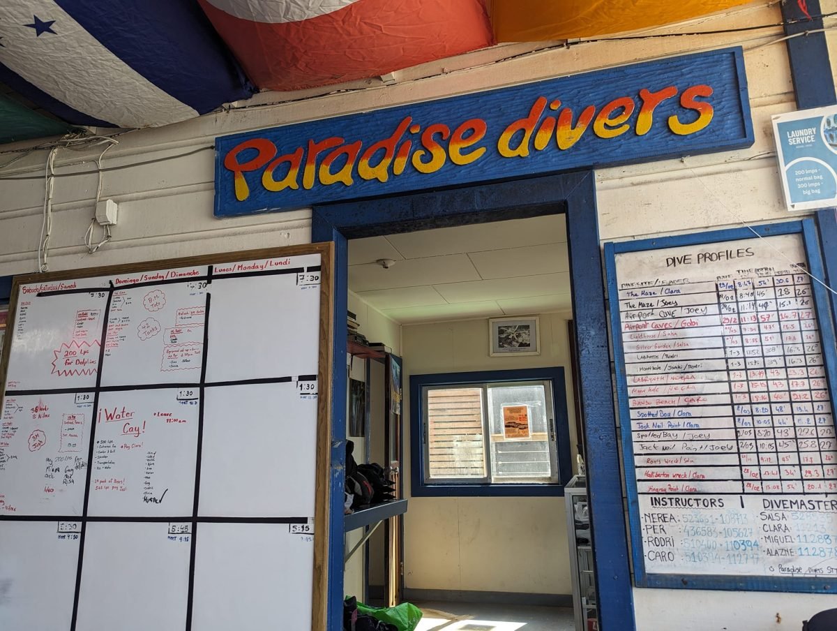 Wejście do szkoły nurkowania Paradise Divers z tablicami planu nurkowań, Utila