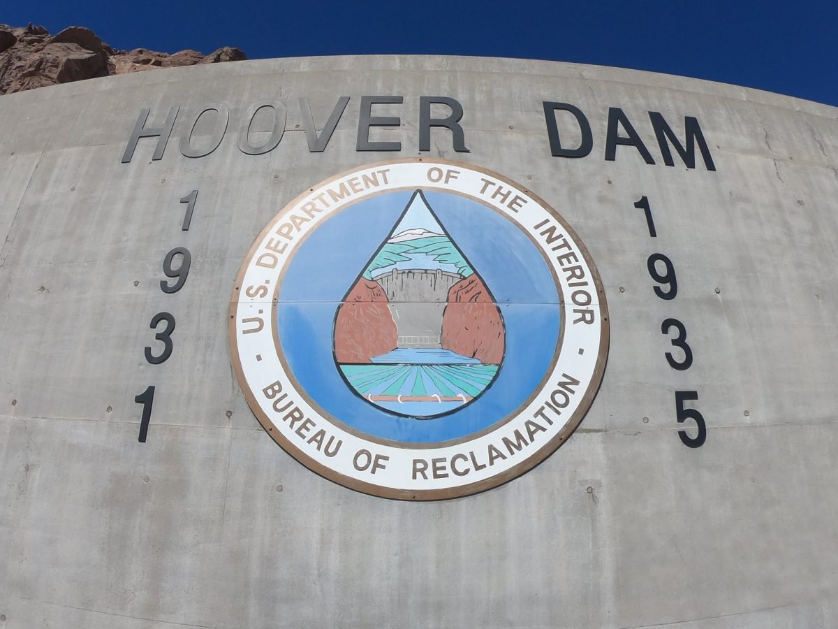 Tablica „Hoover Dam 1931–1935” z herbem Bureau of Reclamation