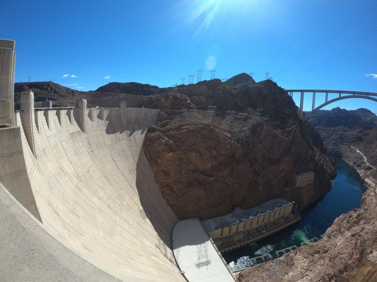Zapora Hoovera na rzece Kolorado, w tle most Mike O’Callaghan–Pat Tillman Memorial Bridge