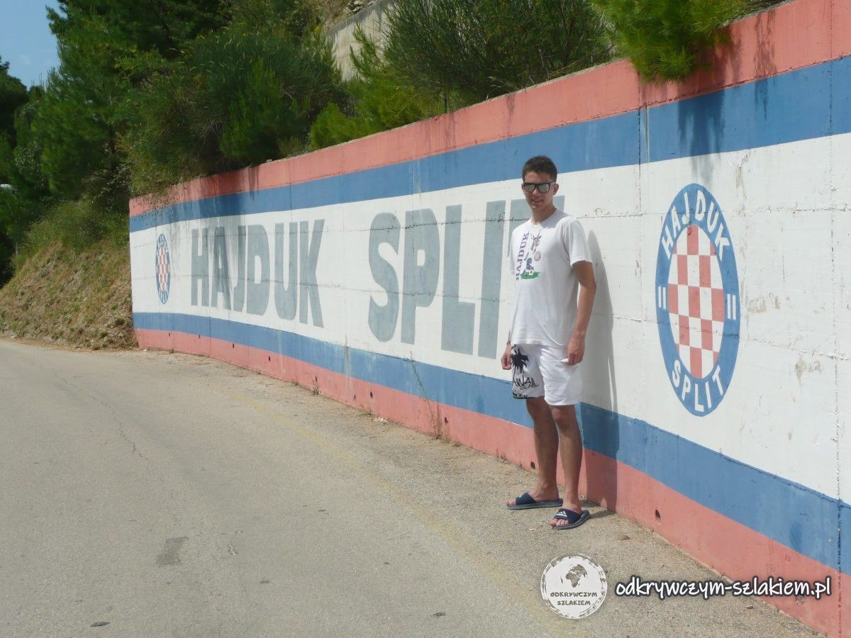 Mur pomalowany w barwach klubu Hajduk Split z jego herbem
