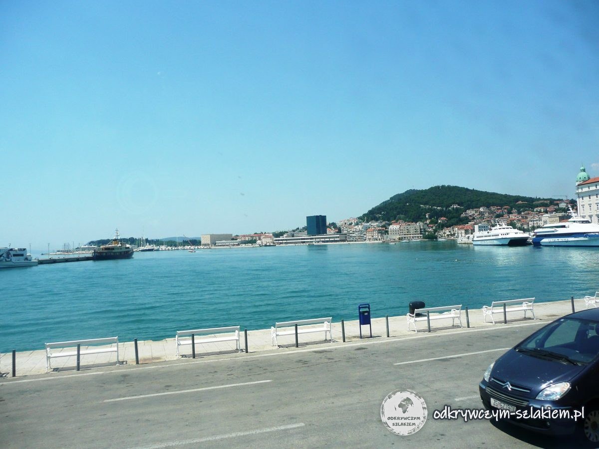 Nabrzeże Riva w Splicie z promami i wzgórzem Marjan w tle