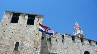 Twierdza Kamerlengo w Trogirze z chorwacką flagą