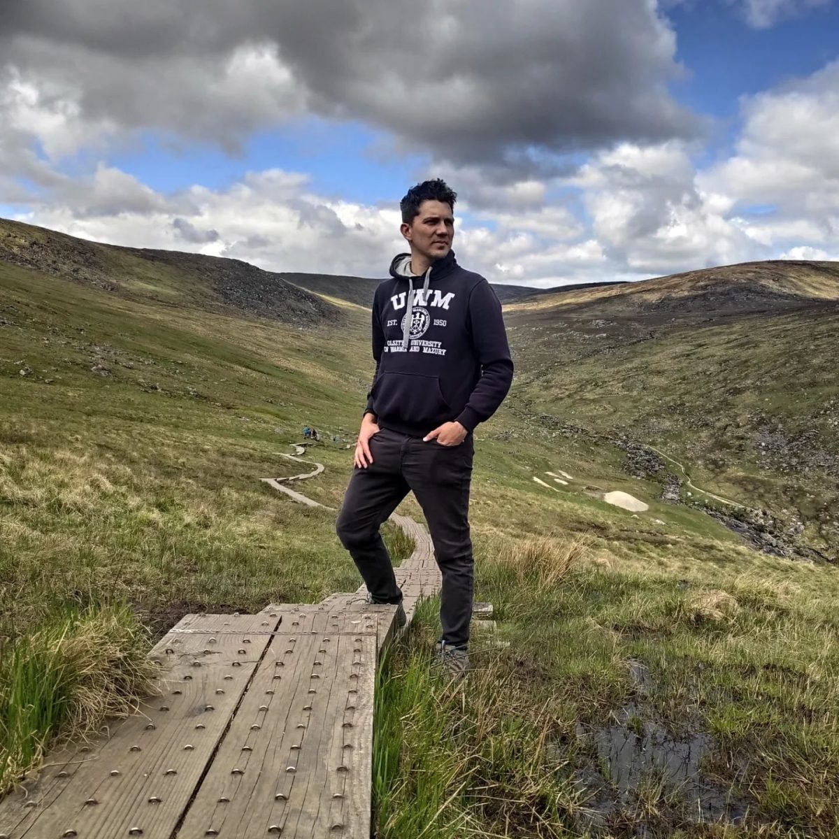 Na drewnianych deskach szlaku w górach nad Glendalough