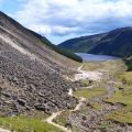 Dolina Glendalough z ruinami dawnej osady górniczej i jeziorem Upper Lake w górach Wicklow