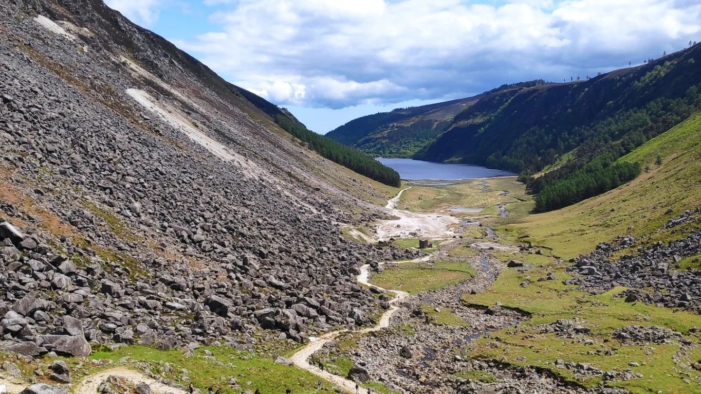 Dolina Glendalough z ruinami dawnej osady górniczej i jeziorem Upper Lake w górach Wicklow