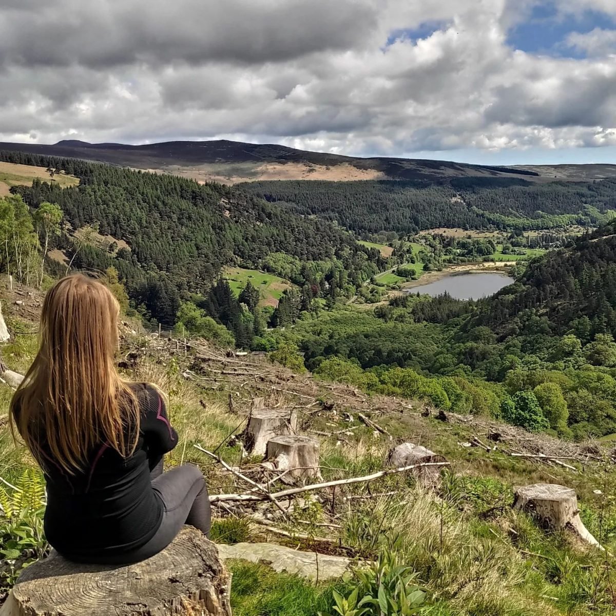 Odpoczynek na punkcie widokowym nad zieloną doliną Glendalough