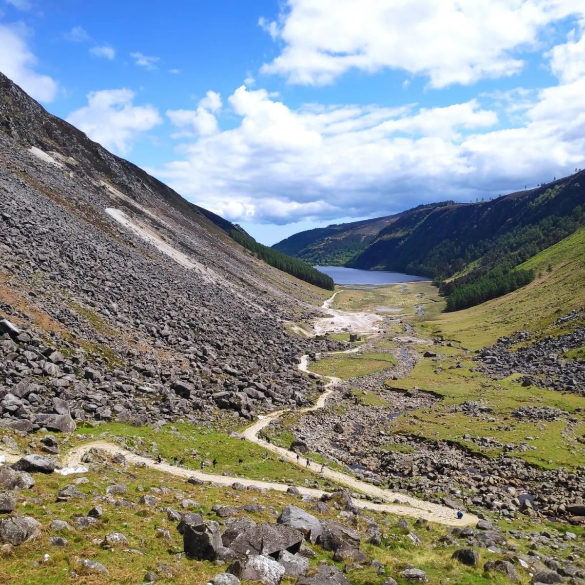 Szlak doliną Glenealo nad jeziorem Upper Lake w Glendalough