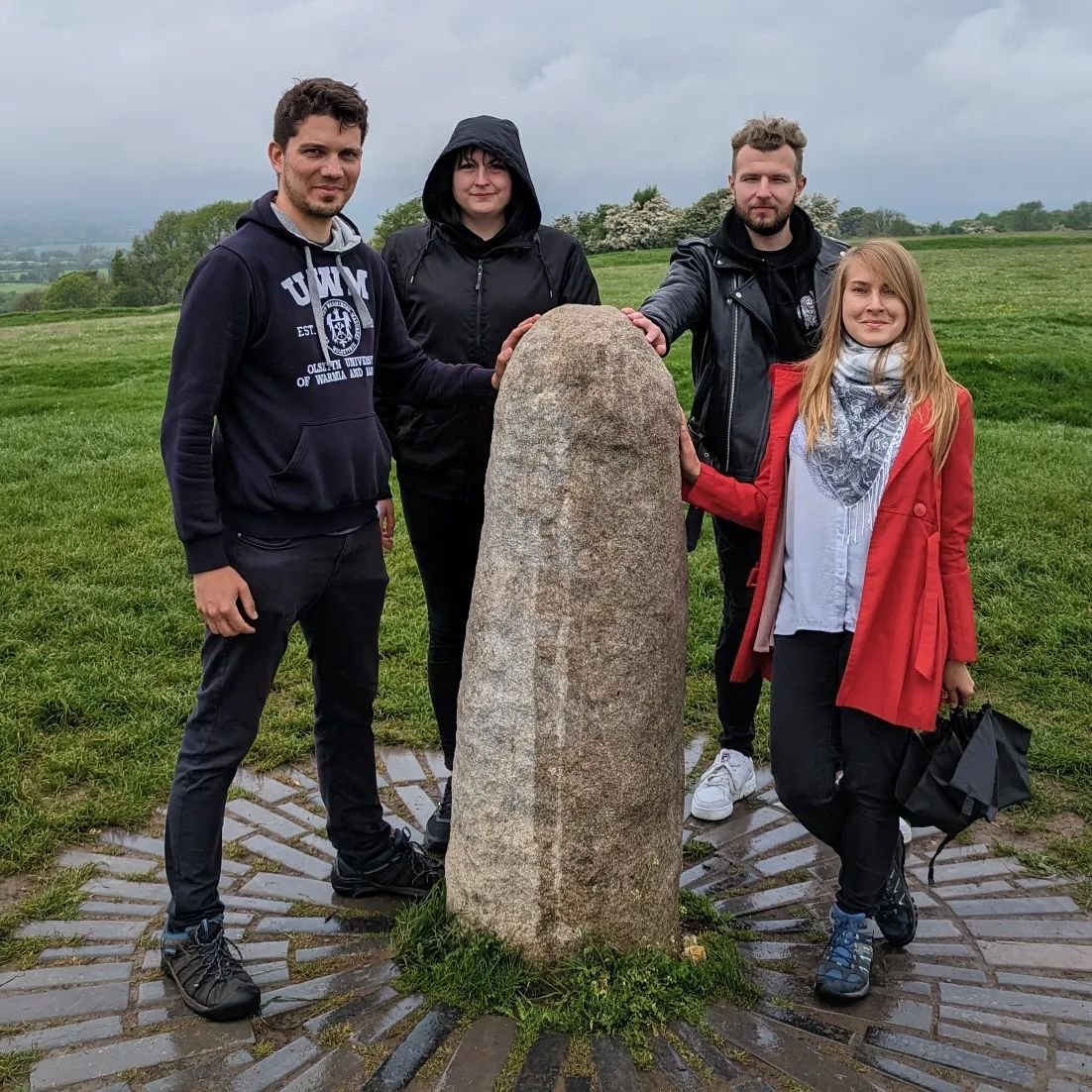 Przy kamieniu koronacyjnym Lia Fáil na wzgórzu Hill of Tara