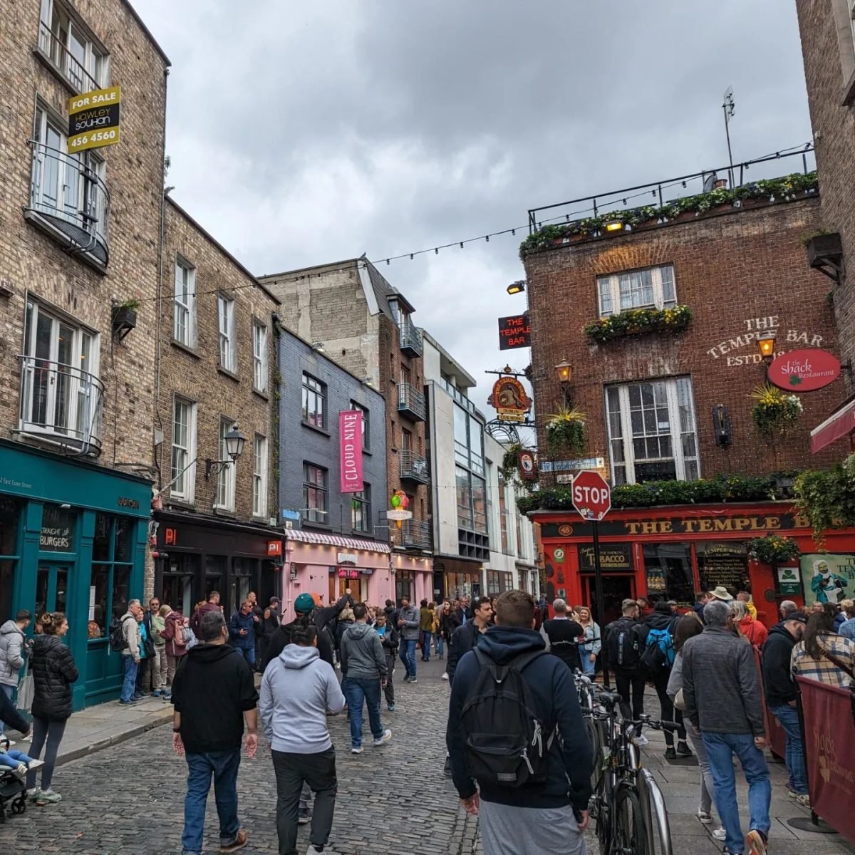 Kolorowe puby przy ulicy w dzielnicy Temple Bar w Dublinie