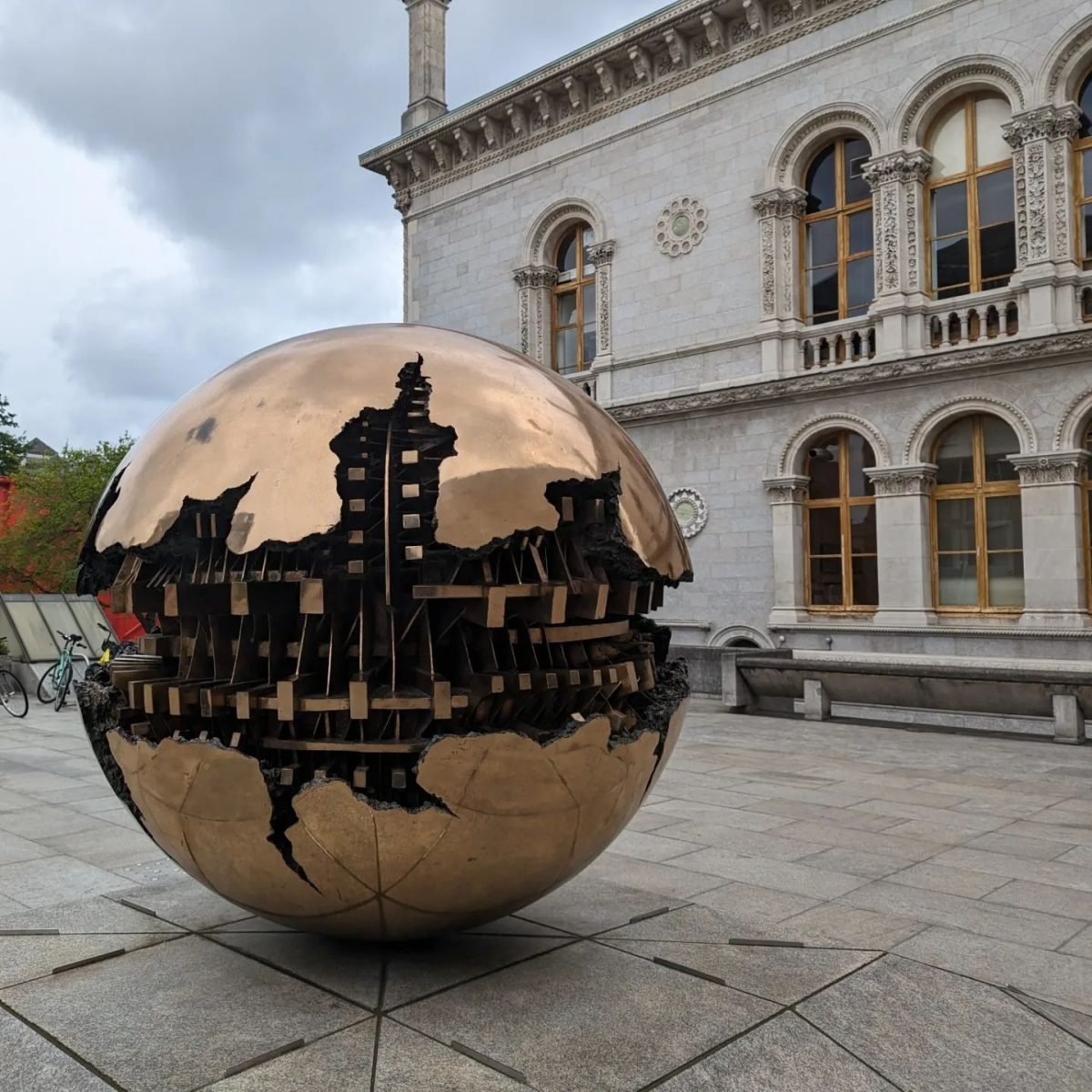Rzeźba „Sfera w sferze” przed biblioteką Trinity College w Dublinie