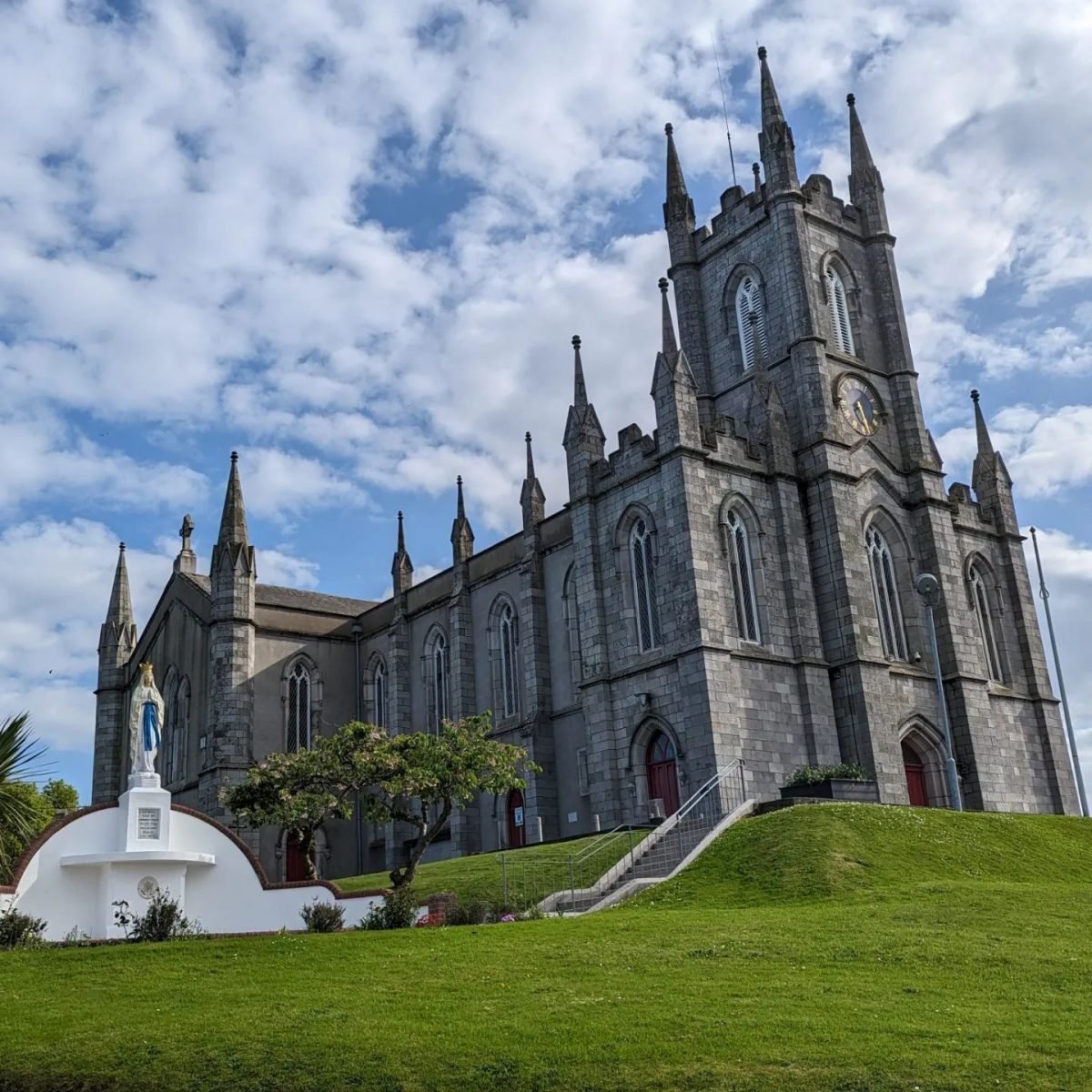 Neogotycki kamienny kościół z wysoką wieżą w Wicklow