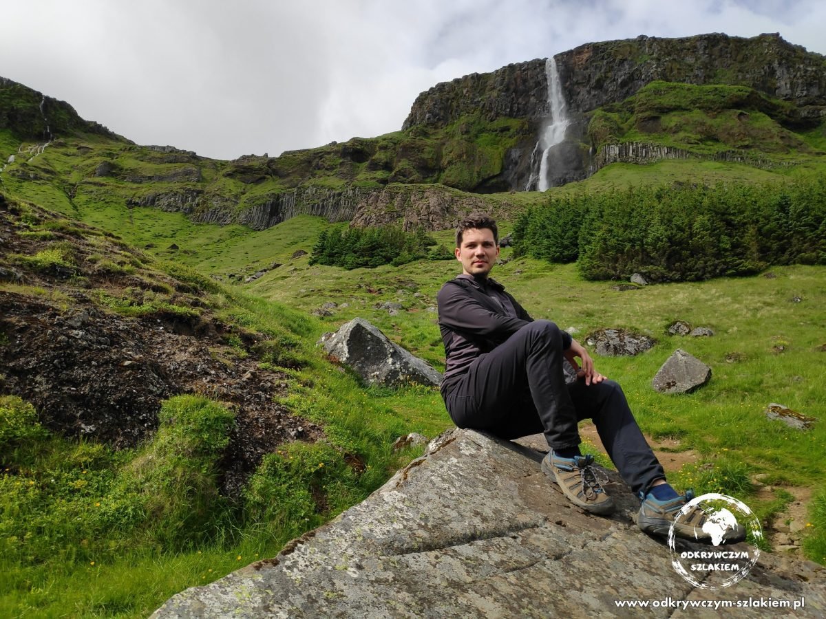 Na skale przed wodospadem Bjarnarfoss na półwyspie Snæfellsnes