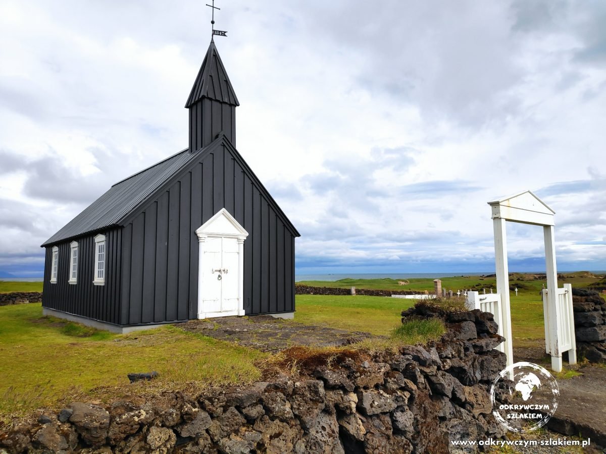 Czarny kościół Búðakirkja na półwyspie Snæfellsnes