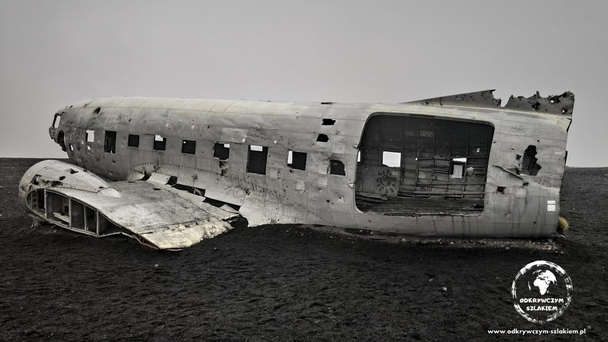 Wrak samolotu Douglas DC-3 na czarnej plaży Sólheimasandur