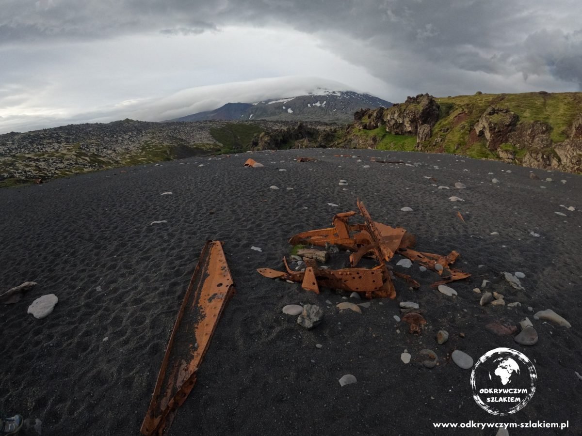 Szczątki brytyjskiego trawlera Epine na czarnej plaży Djúpalónssandur, w tle lodowiec Snæfellsjökull