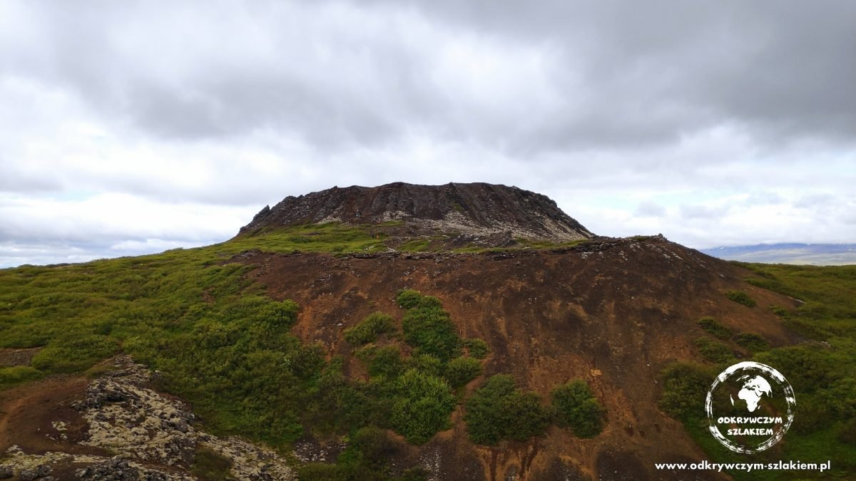 Krater Eldborg widziany z oddali na półwyspie Snæfellsnes