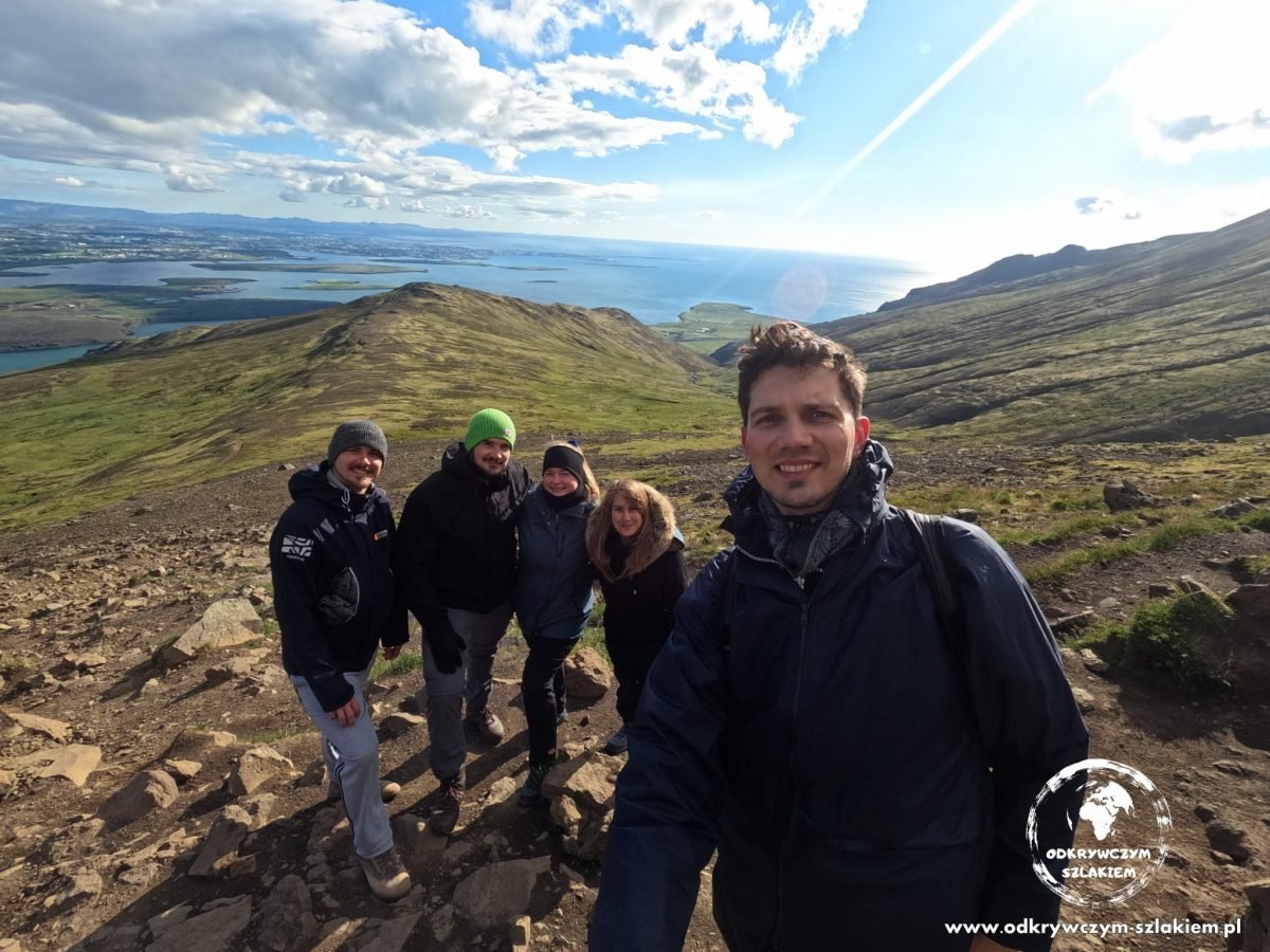 Na pierwszym szlaku w kierunku góry Esja koło Reykjaviku, w tle fiord