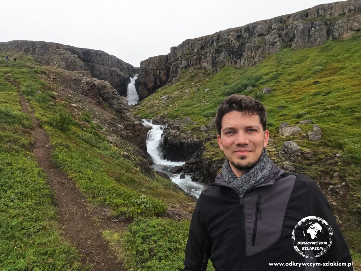 Na szlaku przy wodospadzie Fardagafoss we wschodniej Islandii