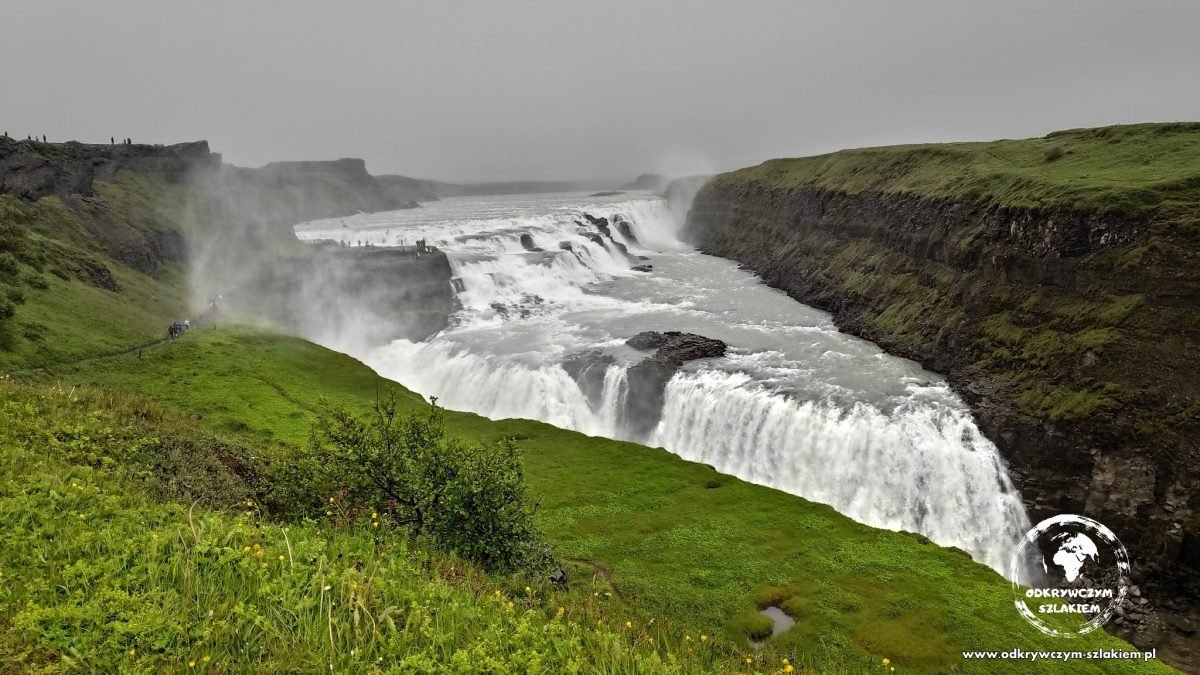 Szeroki, dwustopniowy wodospad Gullfoss