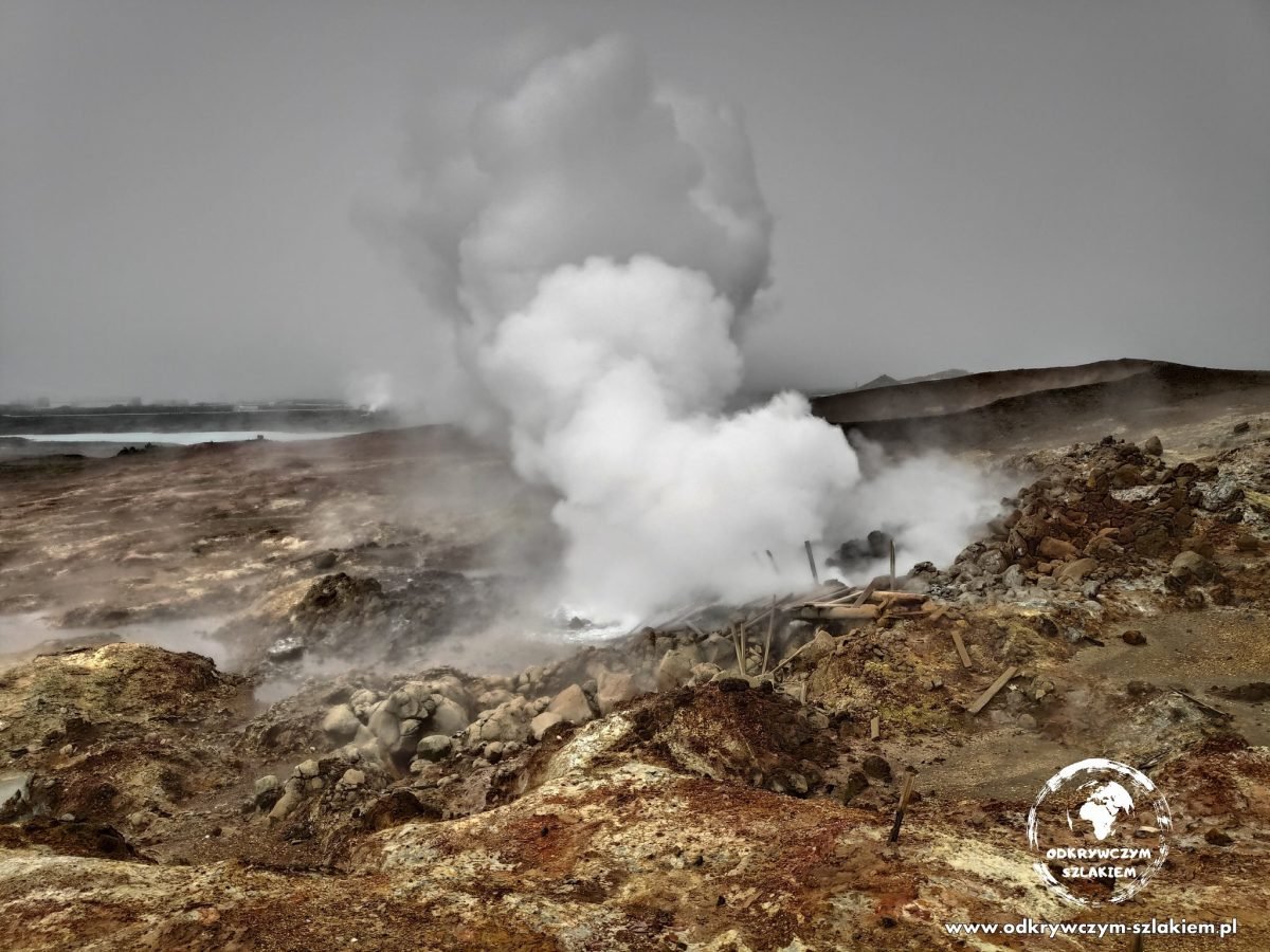 Kłęby pary na obszarze geotermalnym Gunnuhver na półwyspie Reykjanes