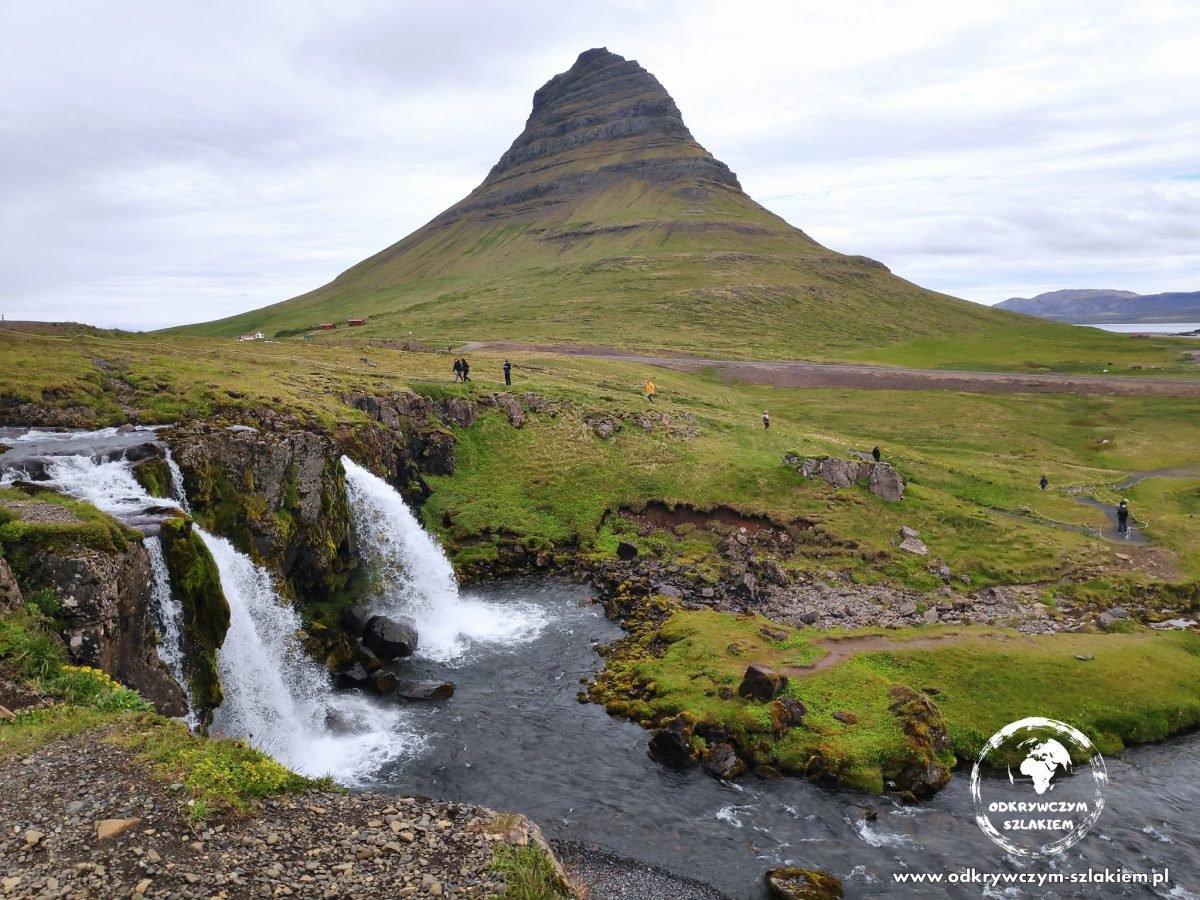 Wodospad Kirkjufellsfoss i góra Kirkjufell na półwyspie Snæfellsnes