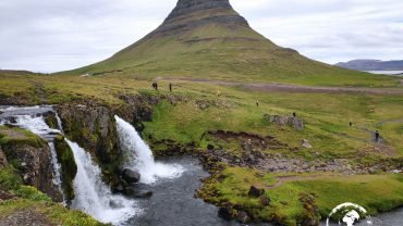 Wodospad Kirkjufellsfoss i góra Kirkjufell na półwyspie Snæfellsnes