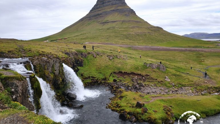 Wodospad Kirkjufellsfoss i góra Kirkjufell na półwyspie Snæfellsnes