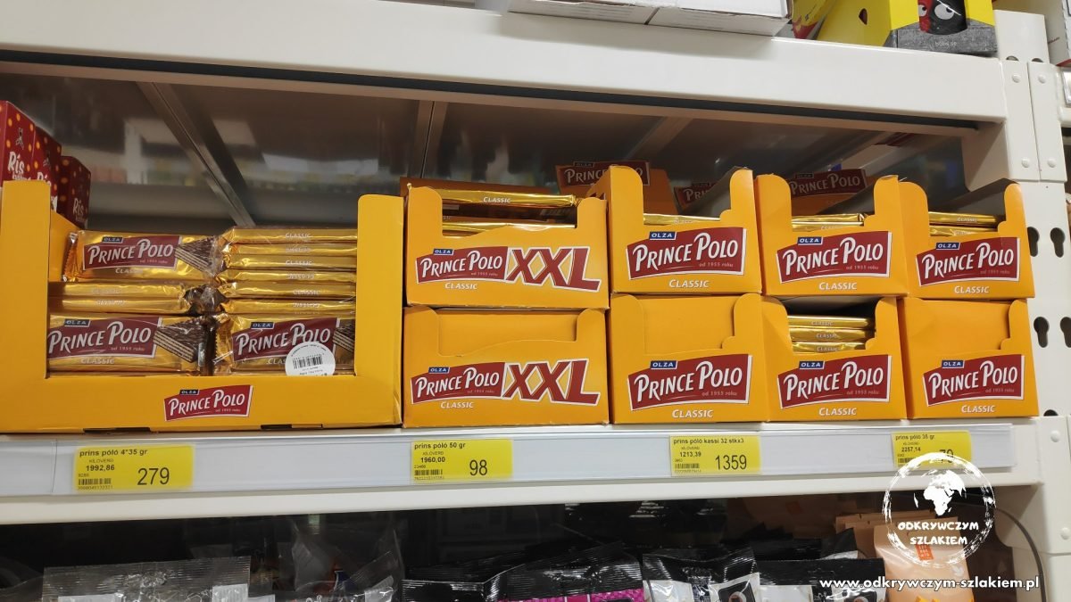 Polskie wafelki Prince Polo na półce w islandzkim sklepie