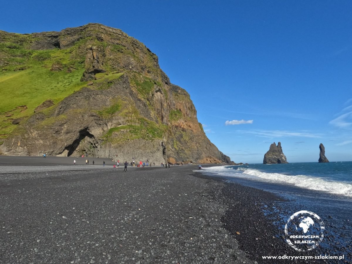 Czarna plaża Reynisfjara z bazaltowymi kolumnami i skałami Reynisdrangar