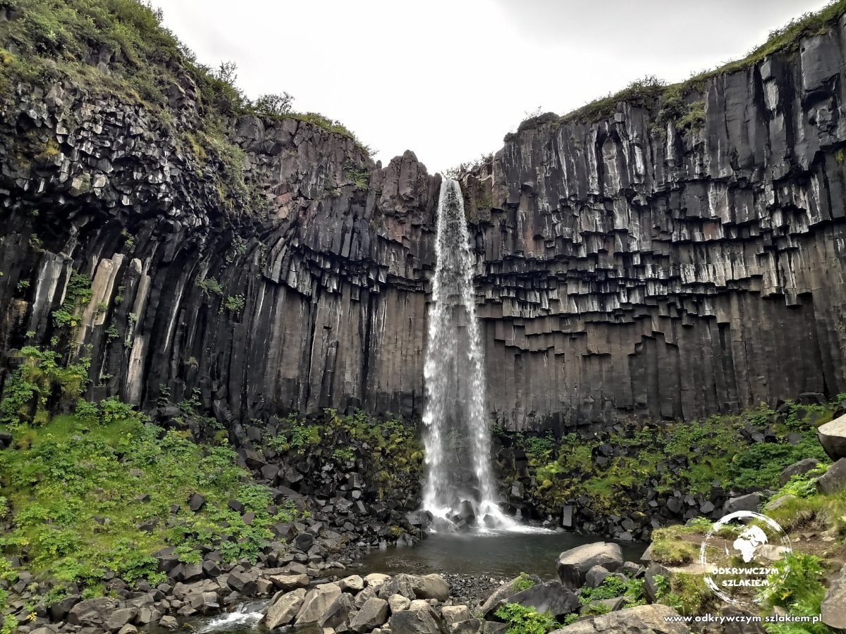 Wodospad Svartifoss otoczony bazaltowymi kolumnami w Skaftafell
