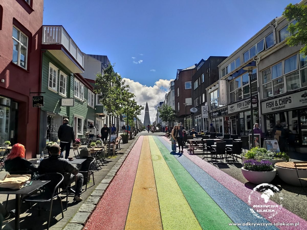 Tęczowa ulica Skólavörðustígur w Reykjaviku prowadząca do kościoła Hallgrímskirkja